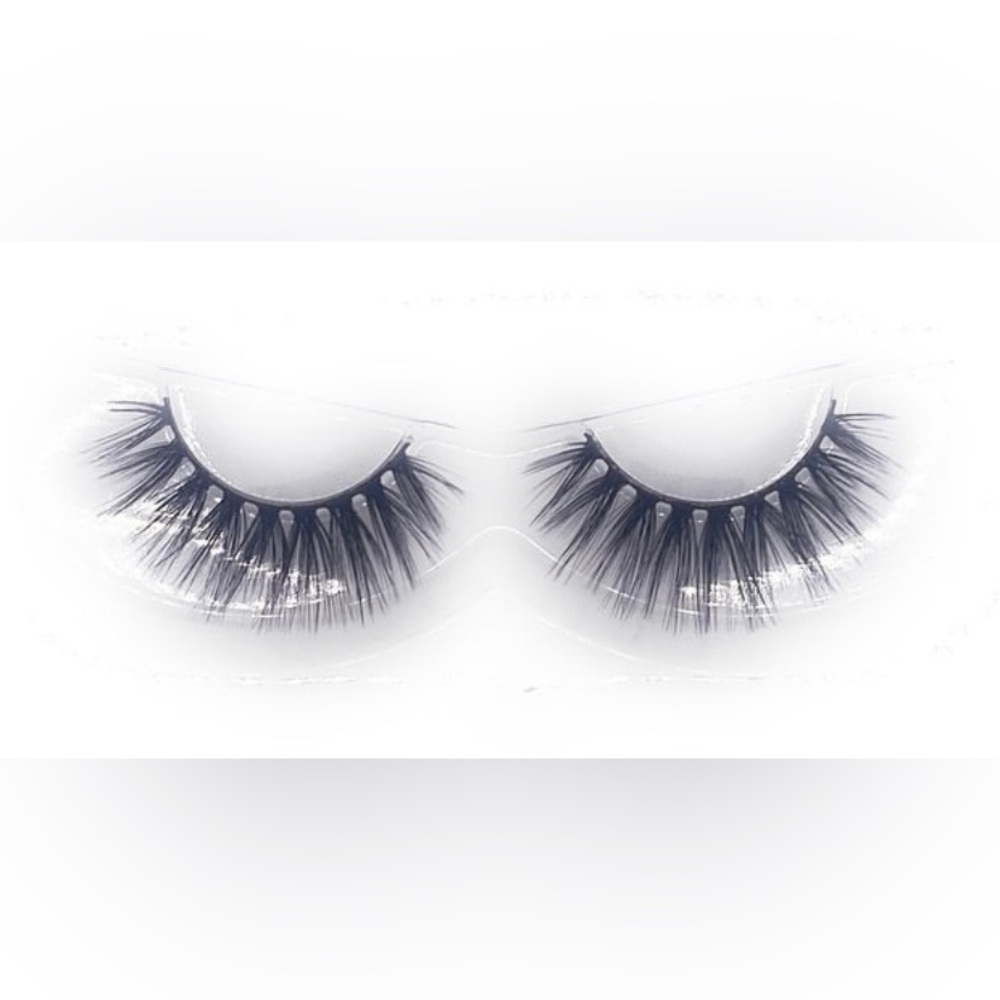 Dramatic Black False Eyelashes Style: Hottie
